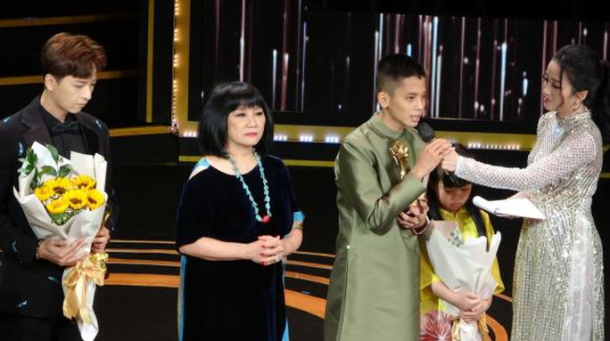 Con nuôi ca sĩ Phi Nhung chia sẻ về giải thưởng Mai Vàng của mẹ