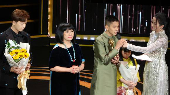 Con nuôi ca sĩ Phi Nhung chia sẻ về giải thưởng Mai Vàng của mẹ - Ảnh 1.