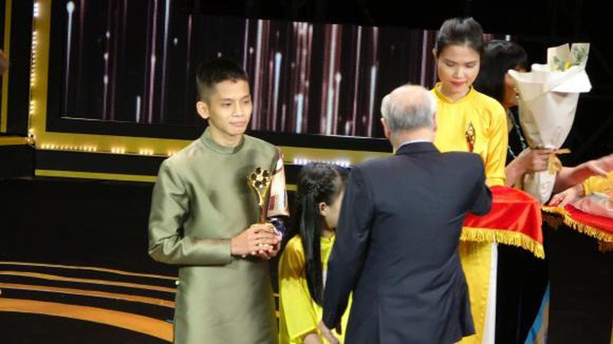 Con nuôi ca sĩ Phi Nhung chia sẻ về giải thưởng Mai Vàng của mẹ - Ảnh 2.