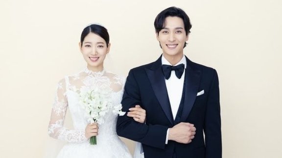 Ảnh cưới của Park Shin Hye và chú rể kém tuổi