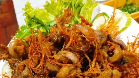 4 món ăn độc lạ ở Sài Gòn: Gà trùm mền, dê xối sả có khiến bạn tò mò?