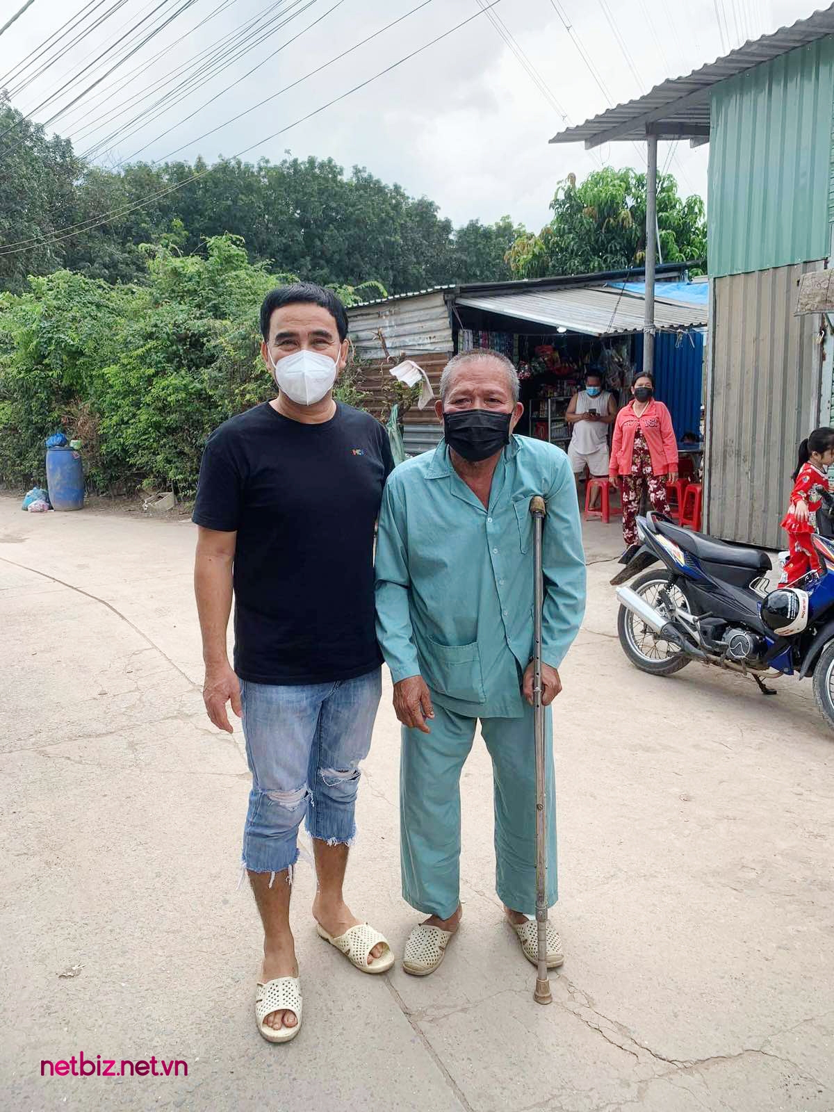Đôi vợ chồng già được MC Quyền Linh âm thầm xây tiệm tạp hóa chỉ vì một lời hứa Đôi vợ chồng già được MC Quyền Linh âm thầm xây tiệm tạp hóa chỉ vì một lời hứa
