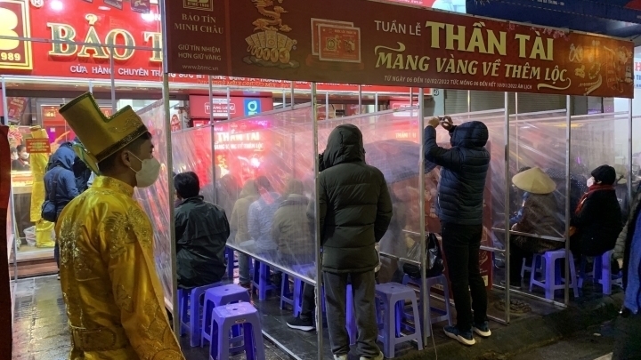 Người mua vàng  trước ngày vía Thần Tài đã lỗ hơn 2 triệu đồng/lượng