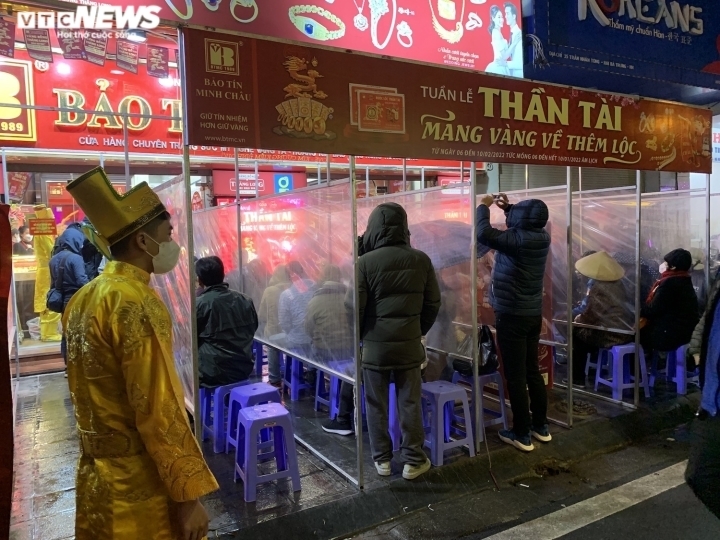 Người mua vàng  trước ngày vía Thần Tài đã lỗ hơn 2 triệu đồng/lượng - 1