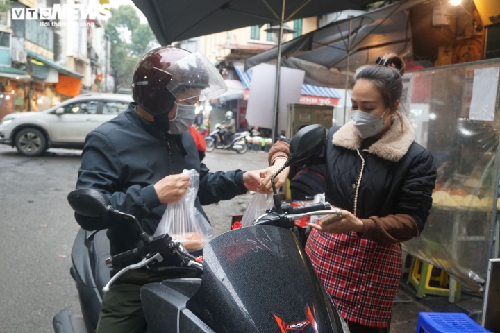 Tất bật bán gà ngậm hoa hồng, xôi ngũ sắc cúng rằm tháng Giêng - 4