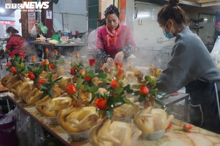Tất bật bán gà ngậm hoa hồng, xôi ngũ sắc cúng rằm tháng Giêng - 3