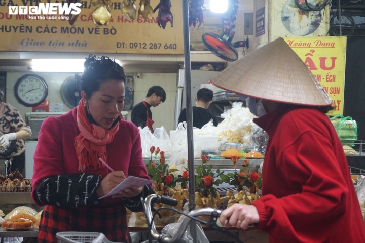 Tất bật bán gà ngậm hoa hồng, xôi ngũ sắc cúng rằm tháng Giêng - 5
