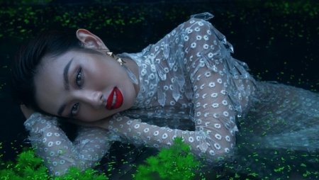 Hoa hậu Thùy Tiên đẹp mê hoặc như nữ thủy thần bên hồ nước