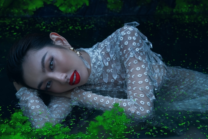 Hoa hậu Thùy Tiên đẹp mê hoặc như nữ thủy thần bên hồ nước - 9