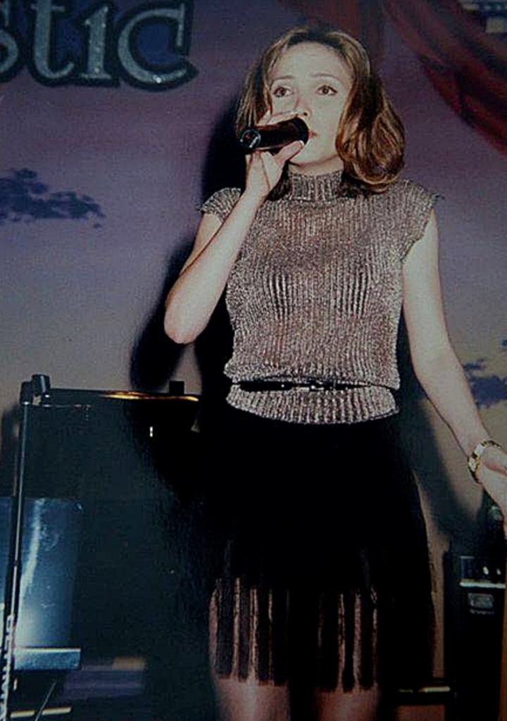 Nhan sắc lai Tây rực rỡ của ca sĩ Thanh Hà thời trẻ - 2