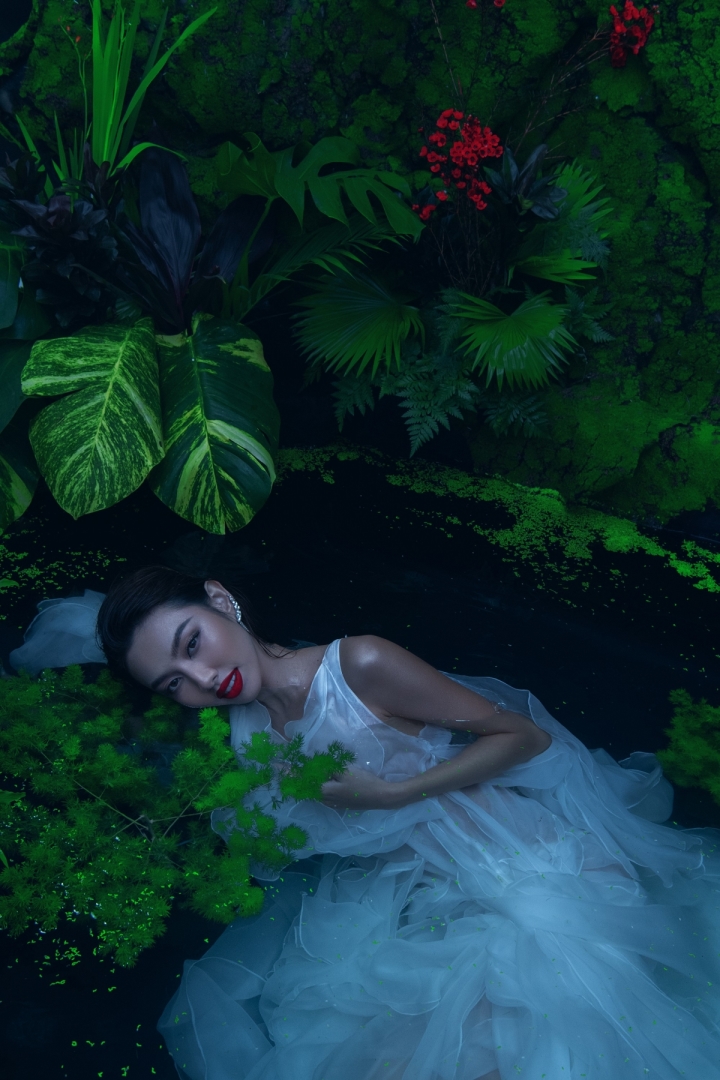 Hoa hậu Thùy Tiên đẹp mê hoặc như nữ thủy thần bên hồ nước - 4