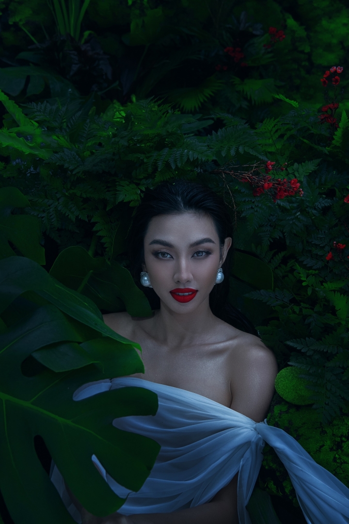 Hoa hậu Thùy Tiên đẹp mê hoặc như nữ thủy thần bên hồ nước - 12