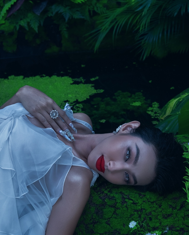 Hoa hậu Thùy Tiên đẹp mê hoặc như nữ thủy thần bên hồ nước - 8