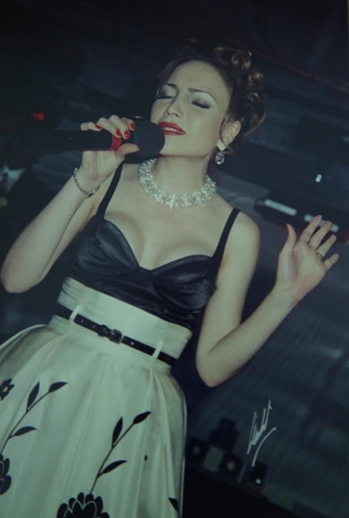 Nhan sắc lai Tây rực rỡ của ca sĩ Thanh Hà thời trẻ - 4