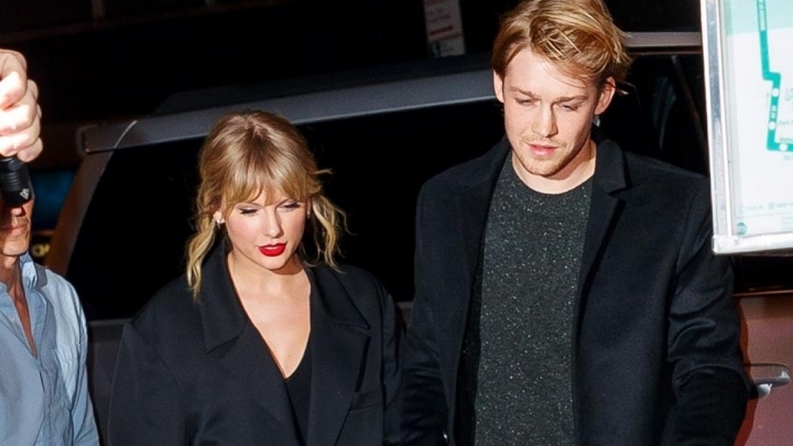 Taylor Swift bí mật đính hôn với tình trẻ?