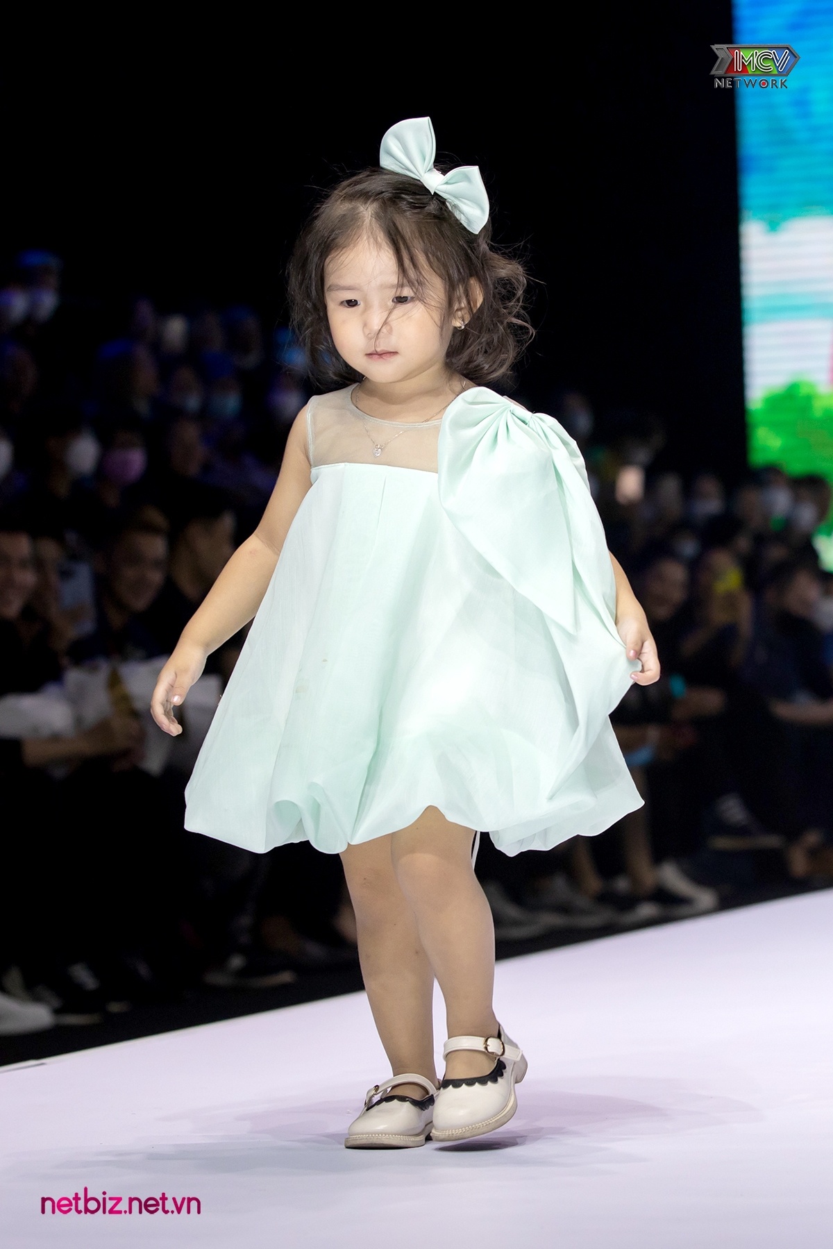 Ngắm nhìn loạt biểu cảm đầy "biến hóa" của bé Đồng Đồng - con gái Khánh Đơn trên sàn catwalk tại VNJFW