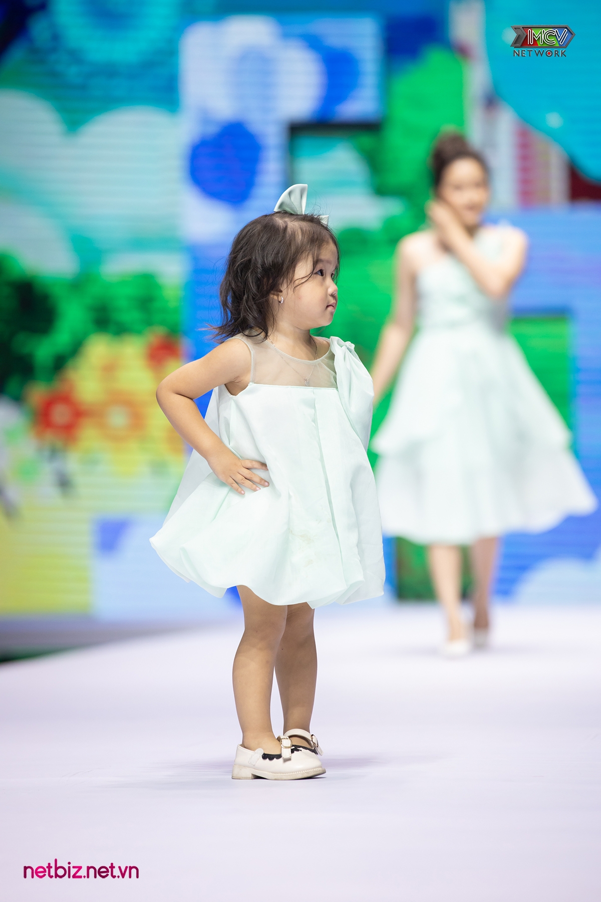 Đồng Đồng - con gái Khánh Đơn chiếm 'spotlight' vì sự đáng yêu trên sàn catwalk