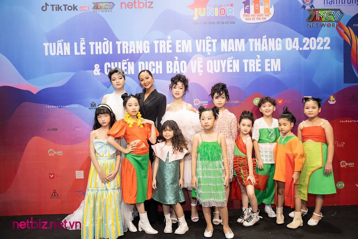 "Đại hội nhóc trùm" thu hút cả Hương Giang, H'Hen Niê và một loạt nghệ sĩ xuất hiện