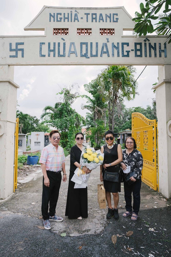 Danh ca Khánh Ly trầm tư bên mộ nhạc sĩ Trịnh Công Sơn - 1