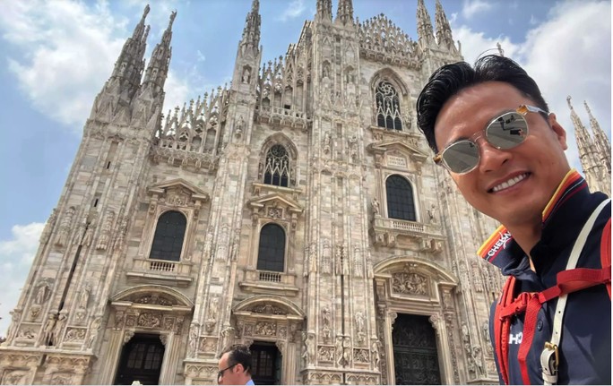 Chưa liên lạc được với diễn viên Hồng Đăng, người đang đi Tây Ban Nha cùng nhạc sĩ Hồ Hoài Anh - Ảnh 2. Chưa liên lạc được với diễn viên Hồng Đăng, người đang đi Tây Ban Nha cùng nhạc sĩ Hồ Hoài Anh - Ảnh 2.