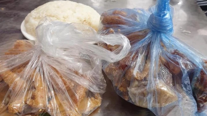 dua ban trai di an gio co gai dung dung doi chia tay vi hanh dong cua anh chang