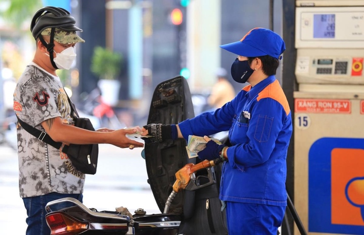 Vui mừng khi giá xăng dầu giảm sâu, người tiêu dùng vẫn mong rẻ nữa - 1