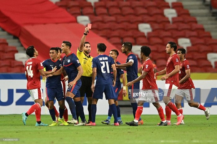Tình huống thẻ đỏ ở hiệp 1 của Safuwan Baharudin trong hiệp 1 trận bán kết lượt về AFF Cup 2020 (Ảnh: Getty)
