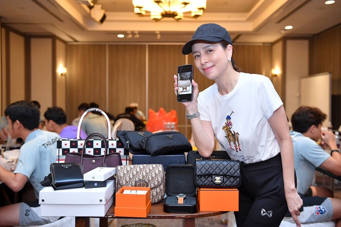 Tuyển Thái Lan tiết lộ về trưởng đoàn Nualphan Lamsam Tuyển Thái Lan tiết lộ về trưởng đoàn Nualphan Lamsam